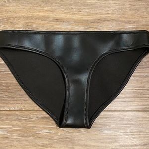 Triangl Leather swim black bottom Large L